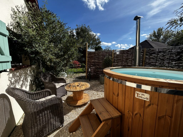 maisonnette avec cheminee et bain nordique privatif, gite pour deux, cosy, romantique,cocooning, spa privatif