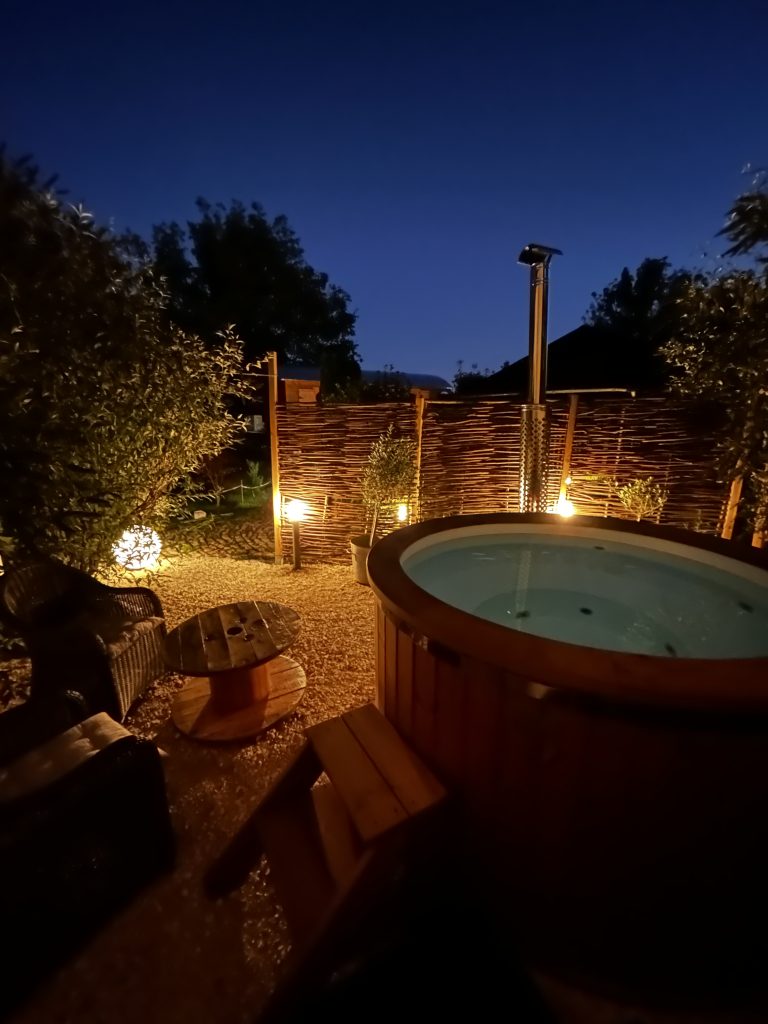 maisonnette avec cheminee et bain nordique privatif, gite pour deux, cosy, romantique,cocooning, spa privatif
